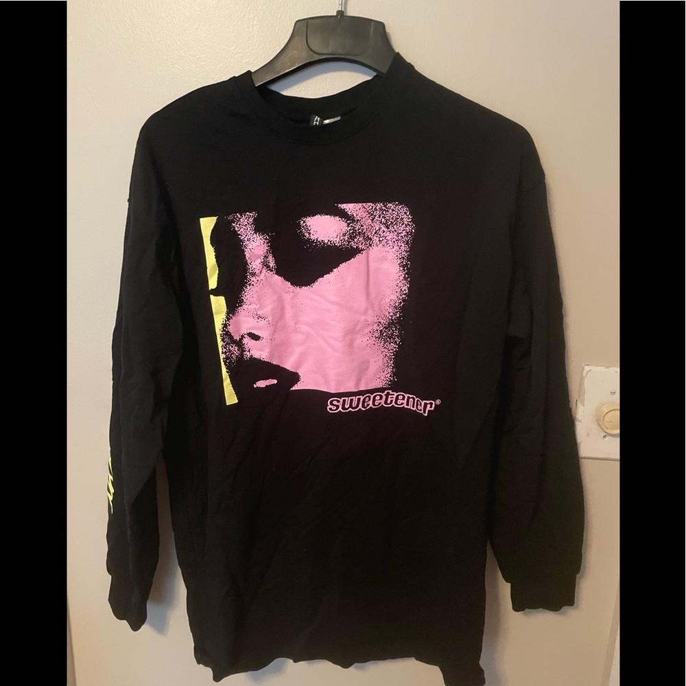 Ariana Grande oversized shirt